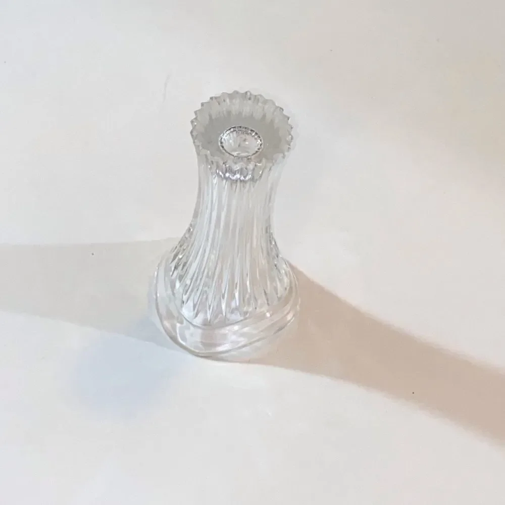 Vintage Elegant Clear Glass Flower Vase - Picture 2 of 8